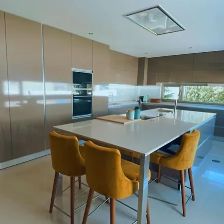 Ria Lounge House *
